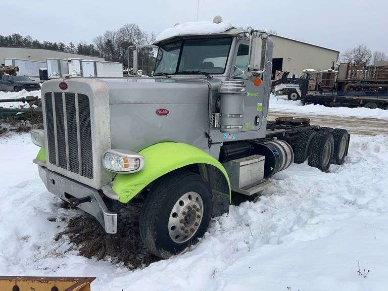 2013 Peterbilt 388 showing 122,375 mi, 6,924 hrs - runs