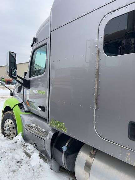 2015 Peterbilt 579 showing 418,833 mi, 18,192 hrs - runs