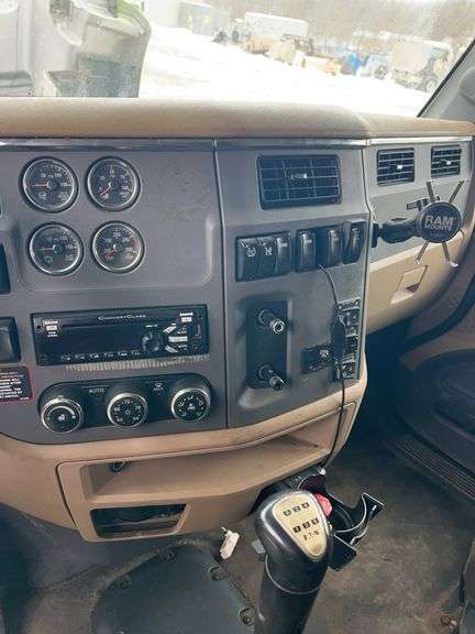 2015 Peterbilt 579 showing 418,833 mi, 18,192 hrs - runs