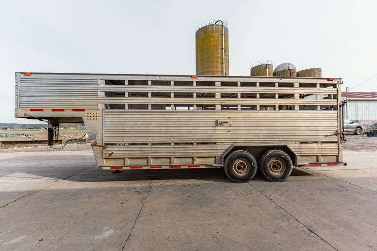 1992 Barrett Aluminum 16' Livestock trailer