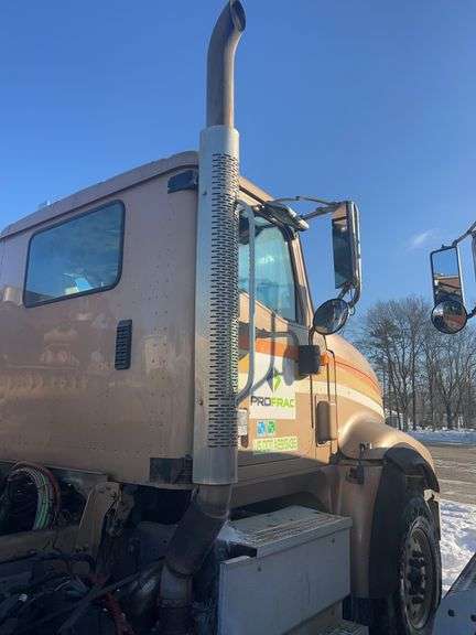 2015 IH 5900i showing 19,035 mi, 8,227 hrs - runs