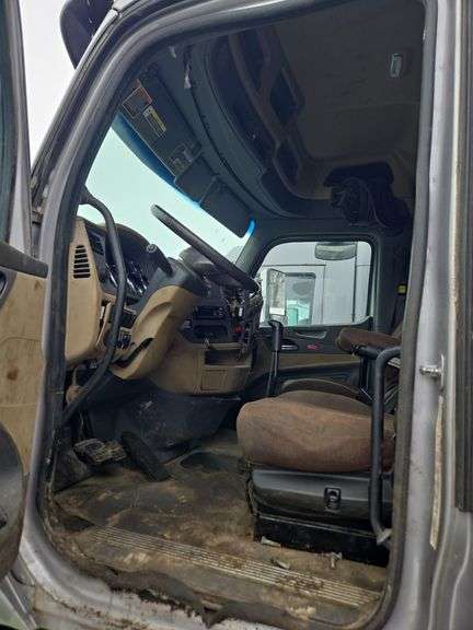 2015 Peterbilt 579 showing 431,411 mi, 16,989 hrs - runs