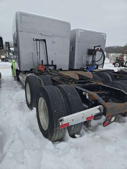 2015 Peterbilt 579 showing 431,411 mi, 16,989 hrs - runs