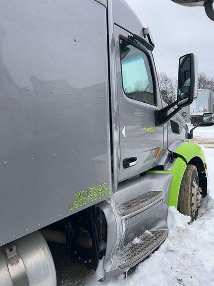 2015 Peterbilt 579 showing 418,833 mi, 18,192 hrs - runs