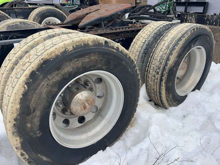 2015 Peterbilt 579 showing 418,833 mi, 18,192 hrs - runs
