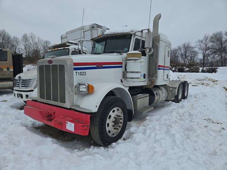 2013 Peterbilt 367 showing 70,877 mi, 10,014 hrs - runs