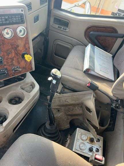 2015 IH 5900i showing 19,035 mi, 8,227 hrs - runs