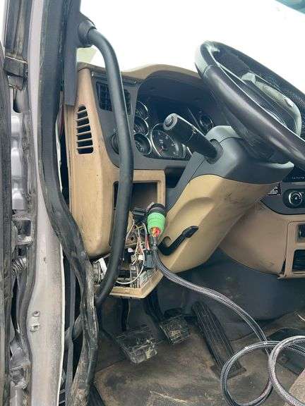 2015 Peterbilt 579 showing 418,833 mi, 18,192 hrs - runs