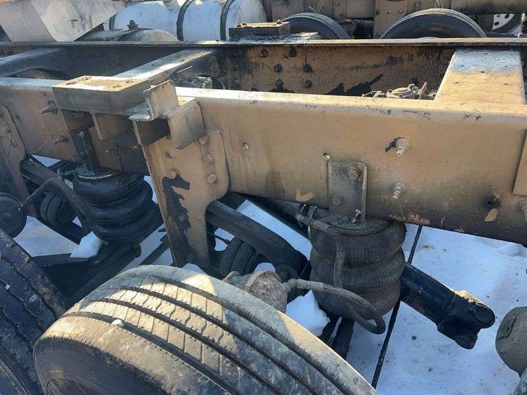 2015 IH 5900i showing 19,035 mi, 8,227 hrs - runs