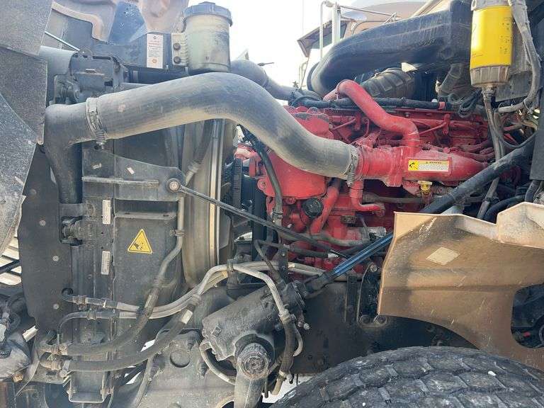 2015 IH 5900i showing 19,035 mi, 8,227 hrs - runs