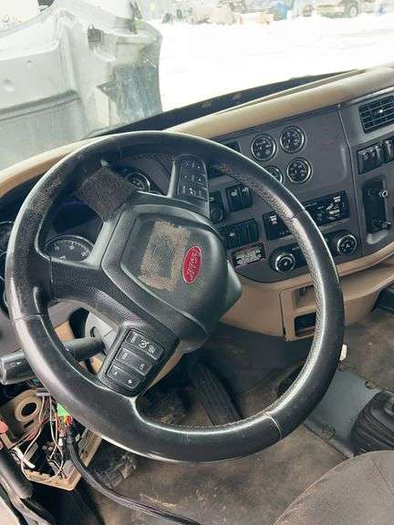 2015 Peterbilt 579 showing 418,833 mi, 18,192 hrs - runs