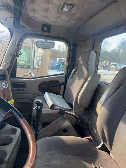 2015 IH 5900i showing 19,035 mi, 8,227 hrs - runs