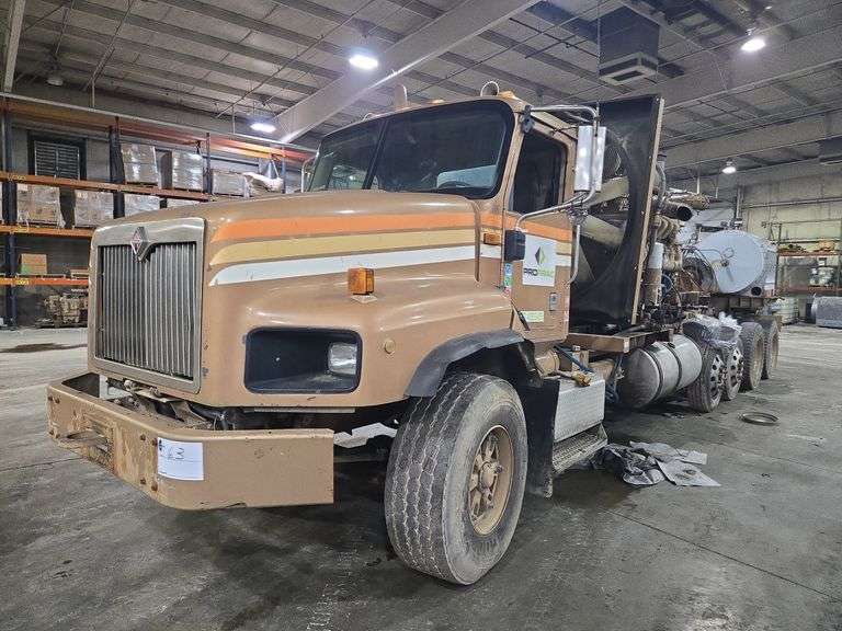 2011 International Paystar DF567 showing 32,691 mi, 15,862 hrs - runs