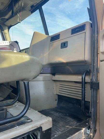 2015 IH 5900i showing 19,035 mi, 8,227 hrs - runs