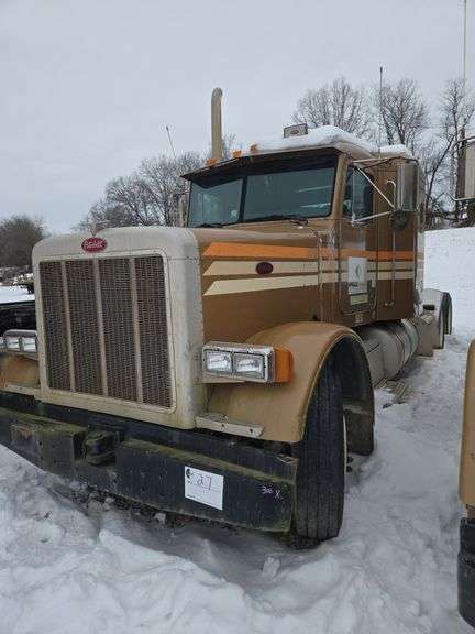 2001 Peterbilt 379 showing 118,644 mi, 9,965 hrs - runs