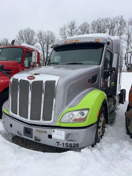 2015 Peterbilt 579 showing 503,229 mi, 14,706 hrs - runs