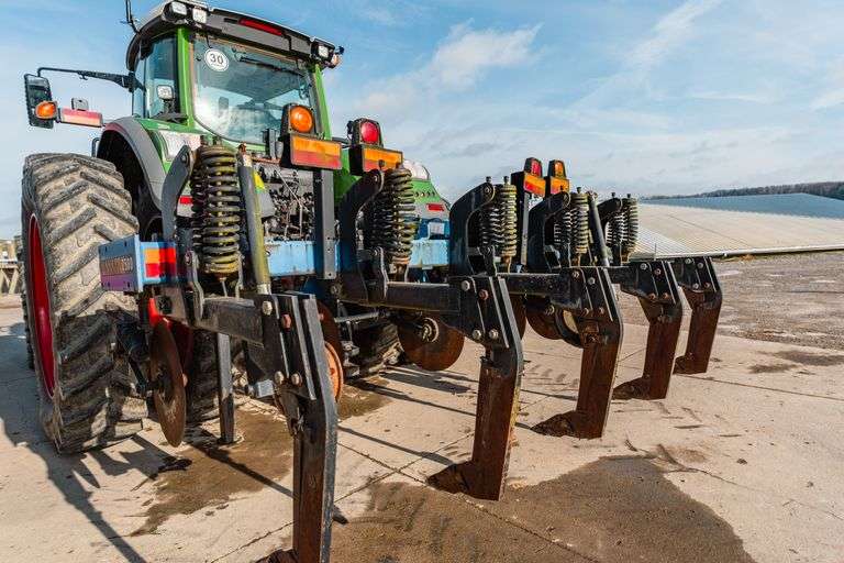 3pt. DMI 2500 5 bottom deep hook ripper