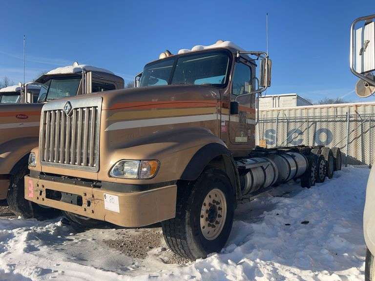 2015 IH 5900i showing 19,035 mi, 8,227 hrs - runs
