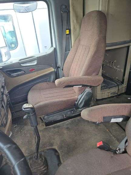 2015 Peterbilt 579 showing 431,411 mi, 16,989 hrs - runs