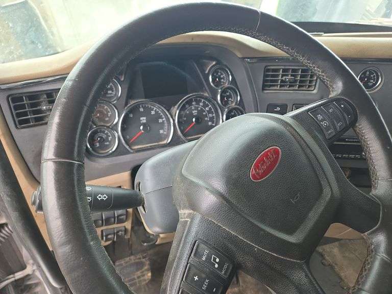 2015 Peterbilt 579 showing 431,411 mi, 16,989 hrs - runs