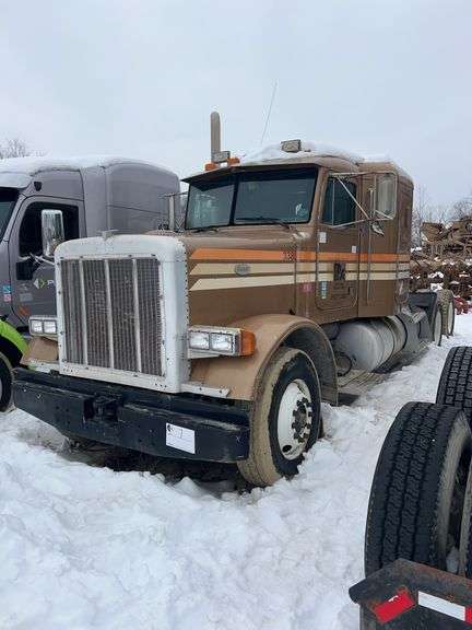 1998 Peterbilt 379 showing 301,069 mi, 821 hrs - runs