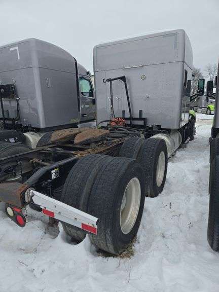 2015 Peterbilt 579 showing 431,411 mi, 16,989 hrs - runs