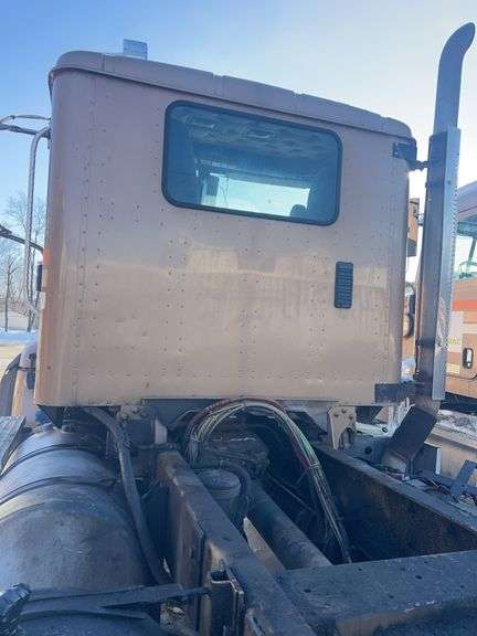 2015 IH 5900i showing 19,035 mi, 8,227 hrs - runs