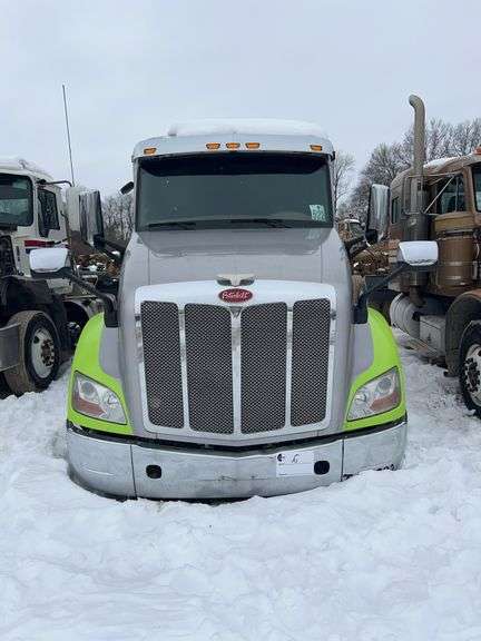 2015 Peterbilt 579 showing 418,833 mi, 18,192 hrs - runs