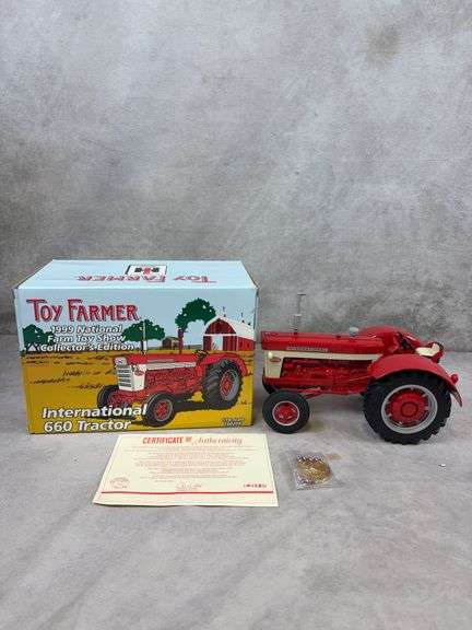 International 660 model tractor - 1999 National Farm Toy Show Collector's Edition - 1/16 scale