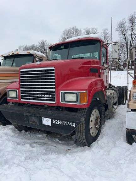 2011 Mack CHU613 showing 35,690 mi, 14,645 hrs - runs