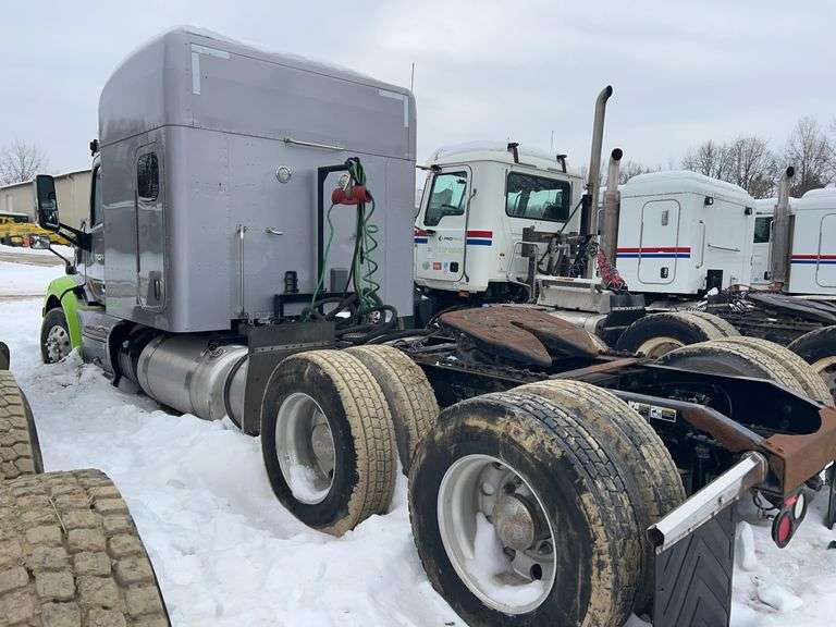 2015 Peterbilt 579 showing 418,833 mi, 18,192 hrs - runs