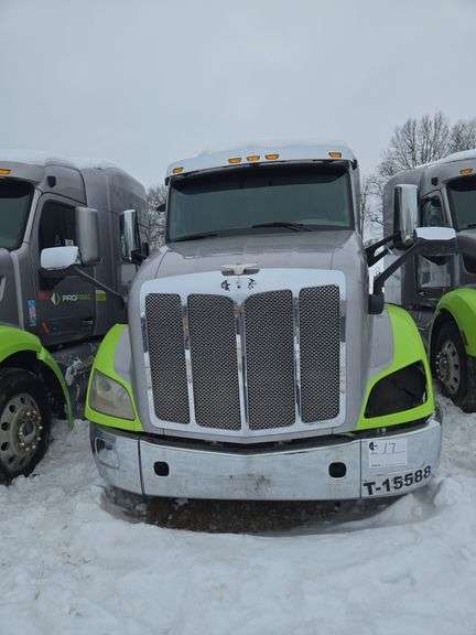 2015 Peterbilt 579 showing 431,411 mi, 16,989 hrs - runs