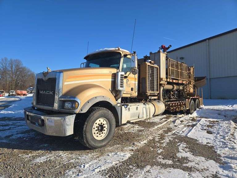 2013 Mack TD713 Body Load Blender Truck showing 140,337 mi, 151,364 hrs - runs