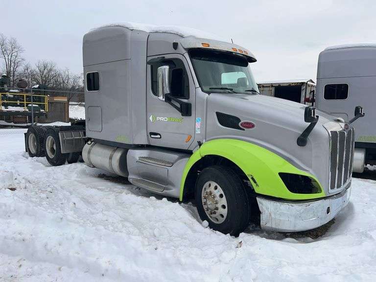 2015 Peterbilt 579 showing 400,462 mi, hrs unknown - doesn't run
