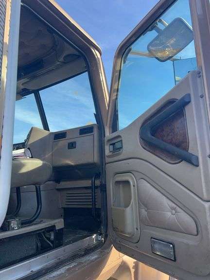 2015 IH 5900i showing 19,035 mi, 8,227 hrs - runs