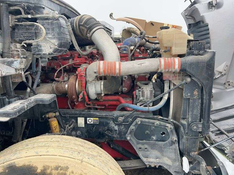 2015 Peterbilt 579 showing 418,833 mi, 18,192 hrs - runs