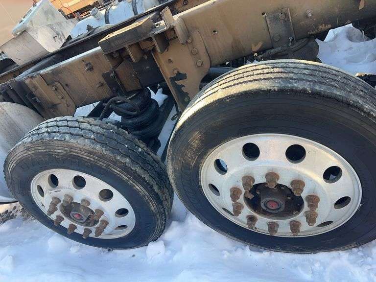 2015 IH 5900i showing 19,035 mi, 8,227 hrs - runs