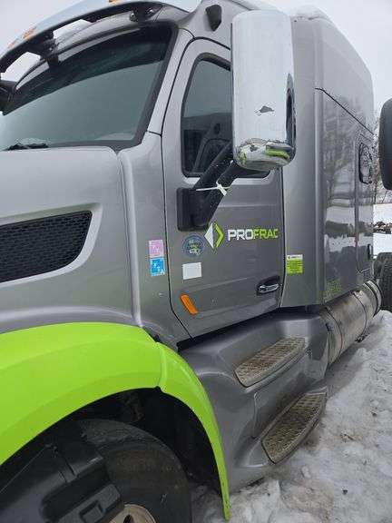 2015 Peterbilt 579 showing 431,411 mi, 16,989 hrs - runs