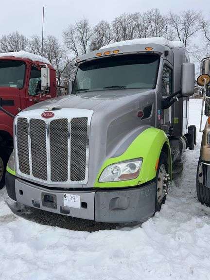 2015 Peterbilt 579 showing 453,330 mi, 14,433 hrs - runs