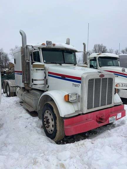 2013 Peterbilt 367 showing 30,911 mi, 14,416 hrs - runs