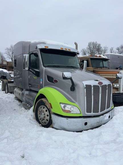2015 Peterbilt 579 showing 418,833 mi, 18,192 hrs - runs