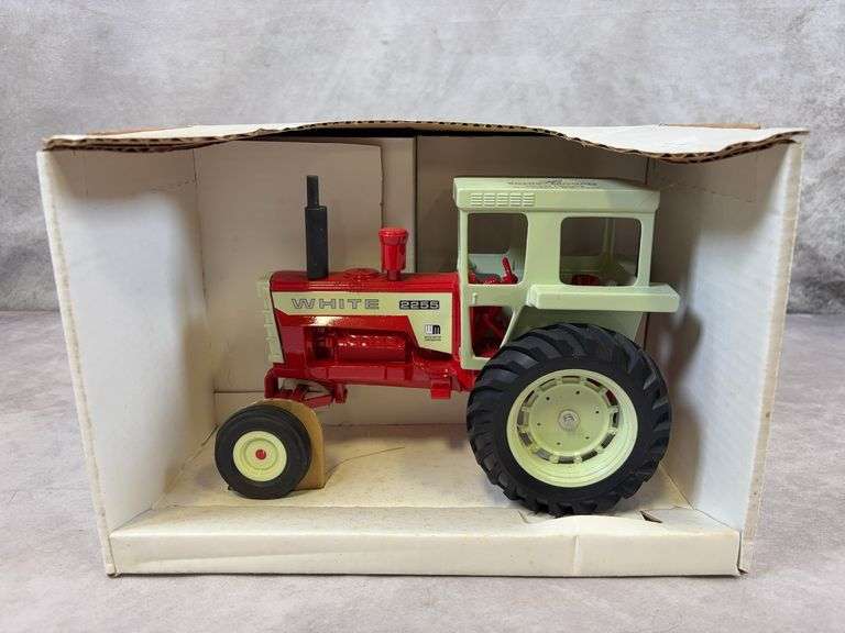 White 2255 die-cast model tractor - Ertl signed - 1/16 scale