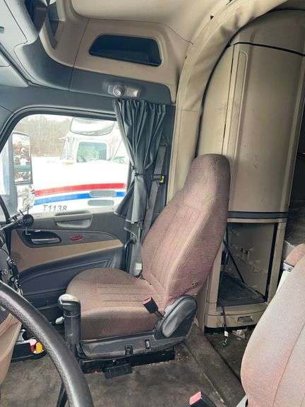 2015 Peterbilt 579 showing 418,833 mi, 18,192 hrs - runs