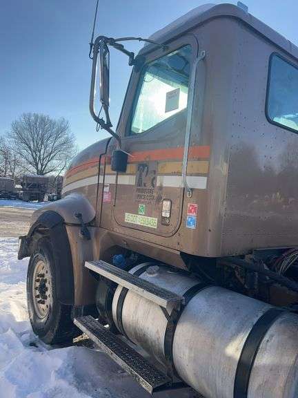 2015 IH 5900i showing 19,035 mi, 8,227 hrs - runs