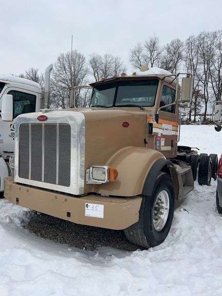 2013 Peterbilt 367 showing 28,071 mi, 6,719 hrs - runs