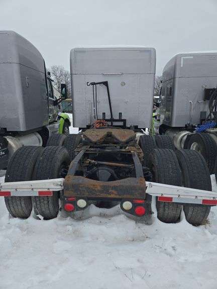 2015 Peterbilt 579 showing 431,411 mi, 16,989 hrs - runs