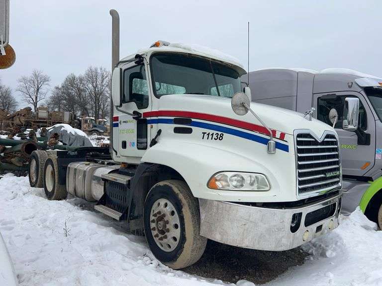 2014 Mack CXU613 showing 35,509 mi, 9,977 hrs - runs