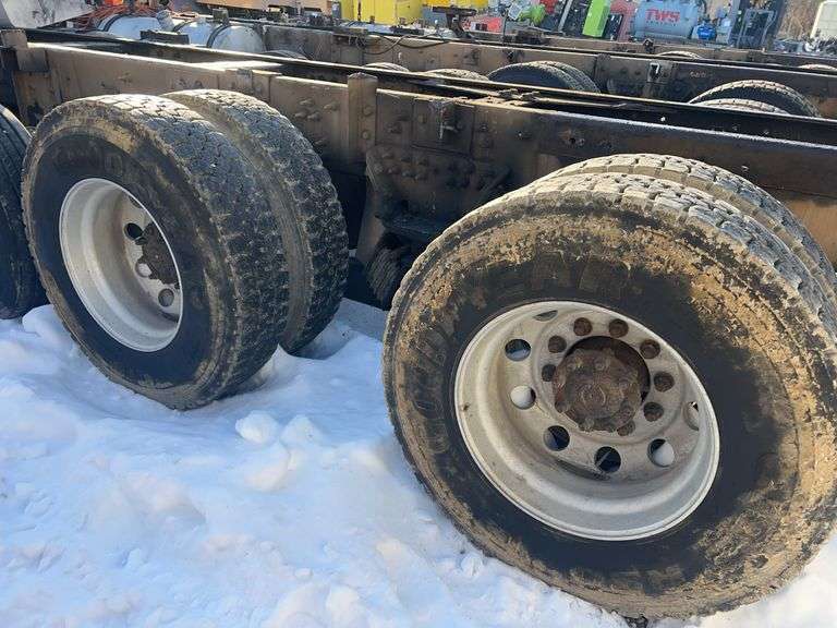 2015 IH 5900i showing 19,035 mi, 8,227 hrs - runs