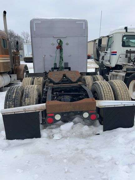 2015 Peterbilt 579 showing 418,833 mi, 18,192 hrs - runs
