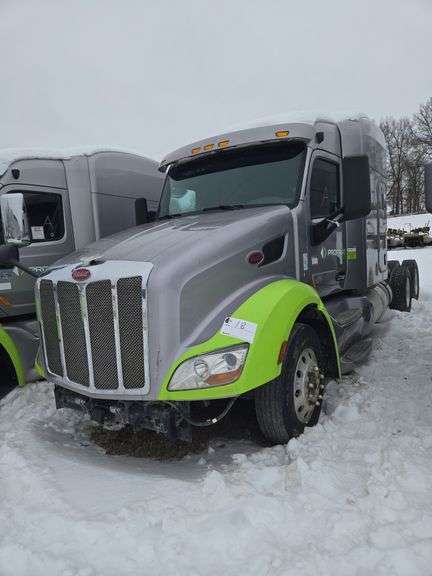 2015 Peterbilt 579 showing 464,948 mi, 11,809 hrs - runs